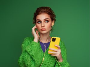 Junge Frau vereinbart mit dem Handy online einen Termin